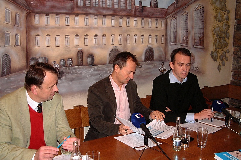 Léky dál mizí, ale tempo zpomalilo